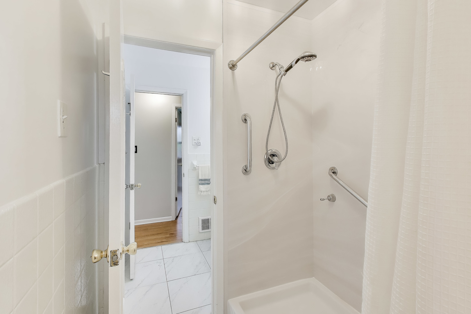 400 Landmeier Road Elk Grove Village, IL 60007 - Photo 20 of 33 a bathroom with a glass shower door