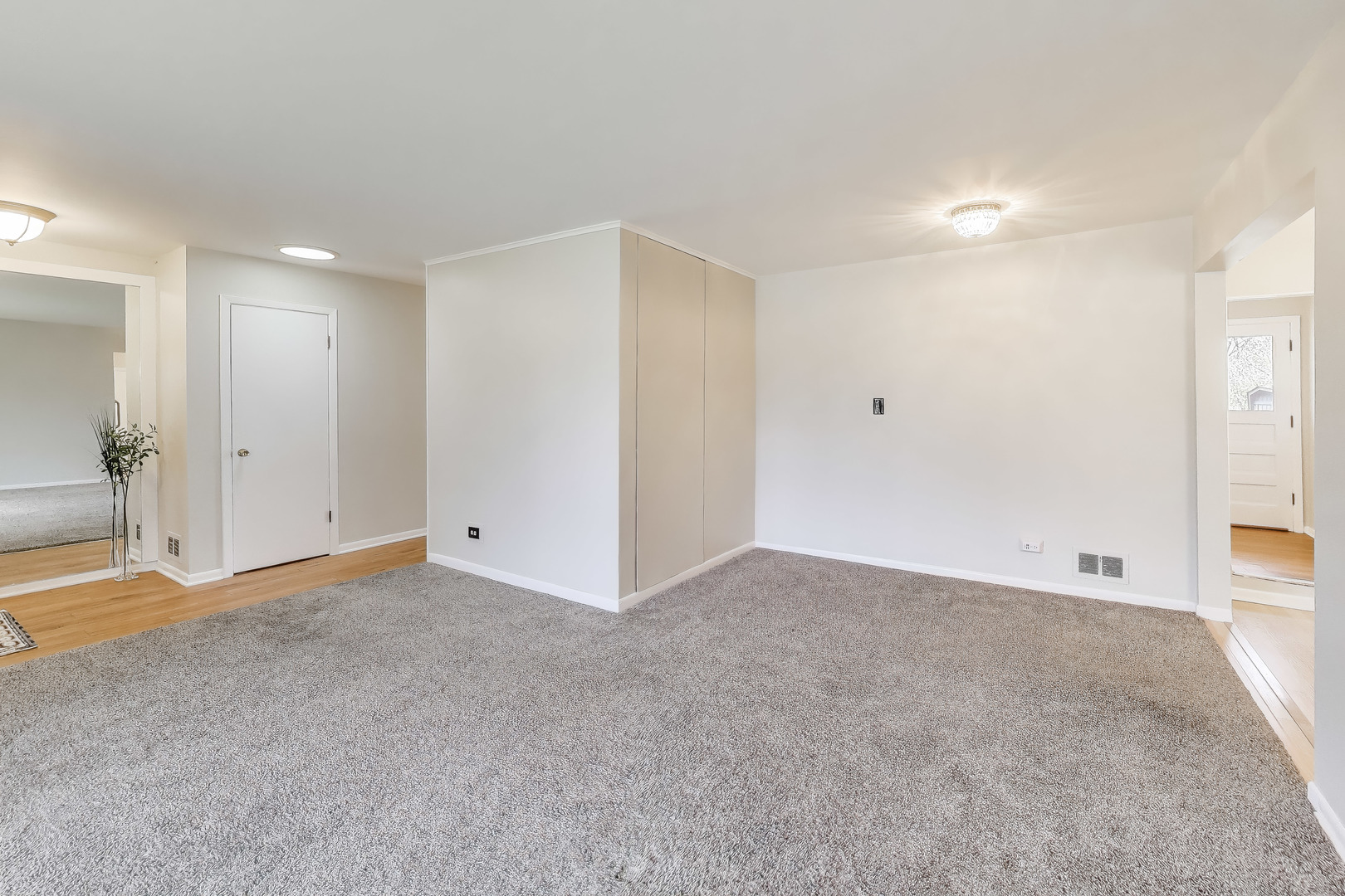 400 Landmeier Road Elk Grove Village, IL 60007 - Photo 5 of 33 a view of an empty room