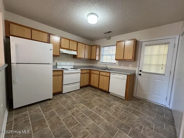 $1,025 | 105 Live Oak Court, Midway Park, NC 28544