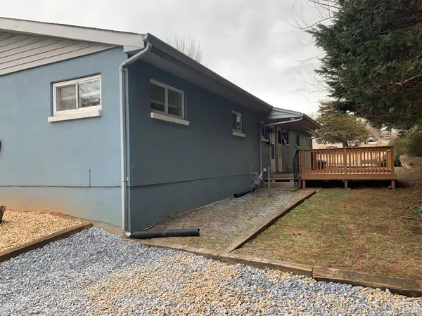 a view of a house with a backyard