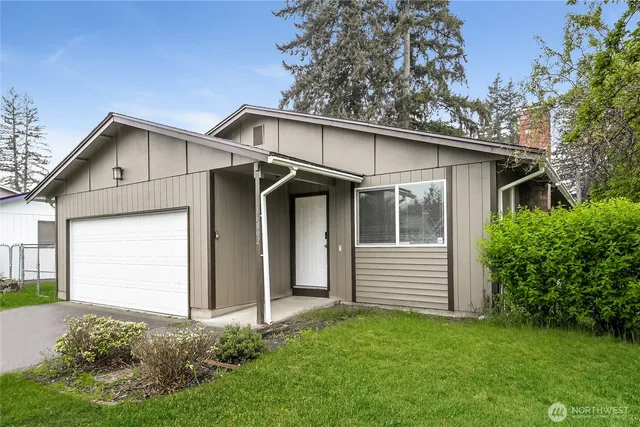 a view of a back yard of the house
