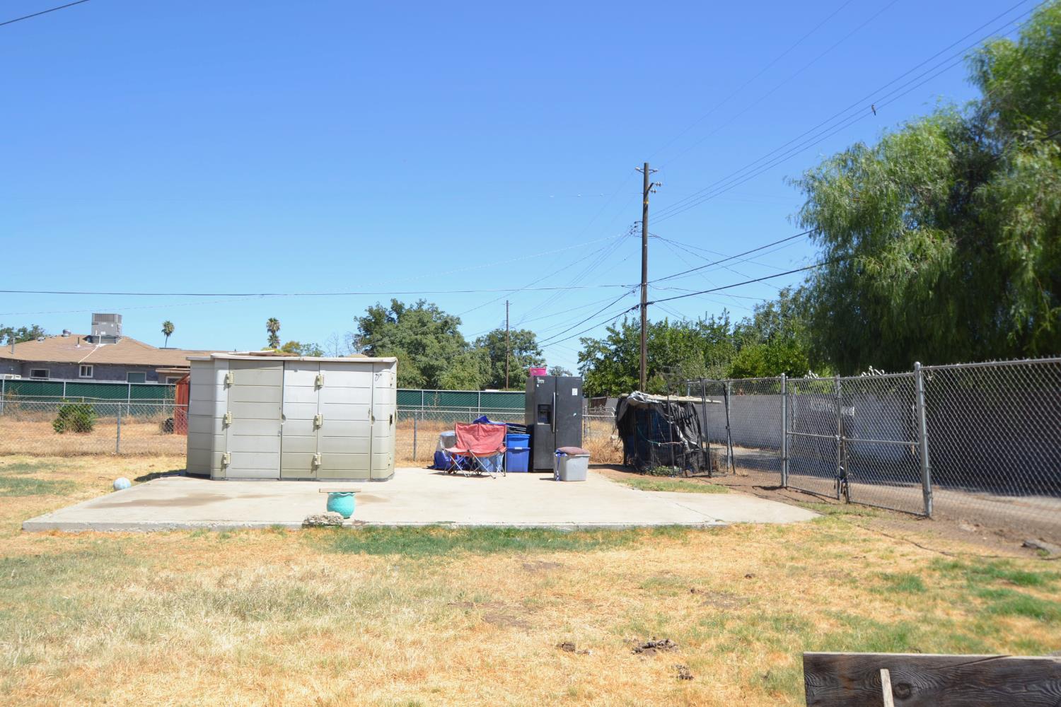 2555 South Lotus Avenue Fresno, CA 93706 - Photo 15 of 15 a swimming pool with outdoor view