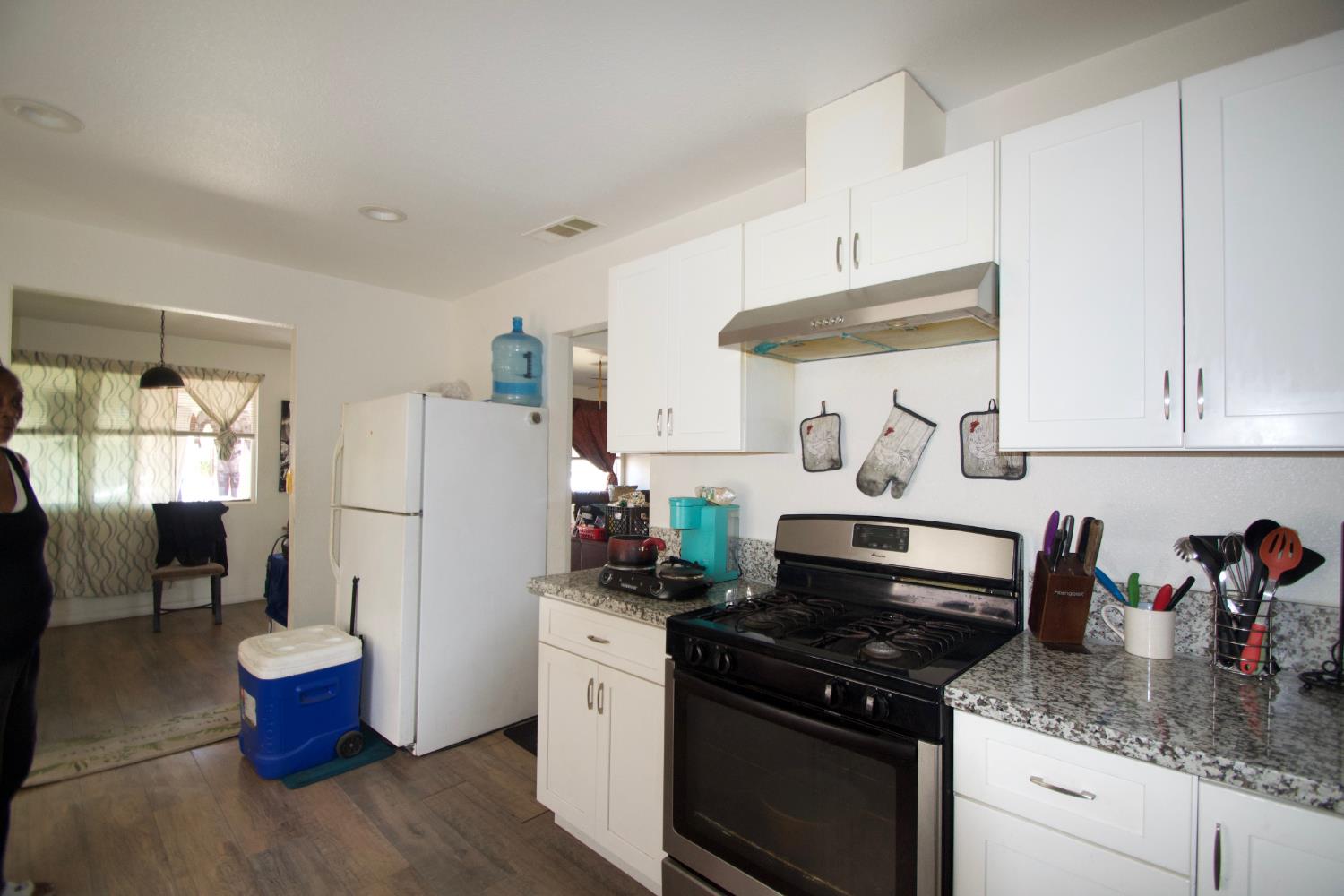 2555 South Lotus Avenue Fresno, CA 93706 - Photo 3 of 15 a kitchen with a stove and a refrigerator