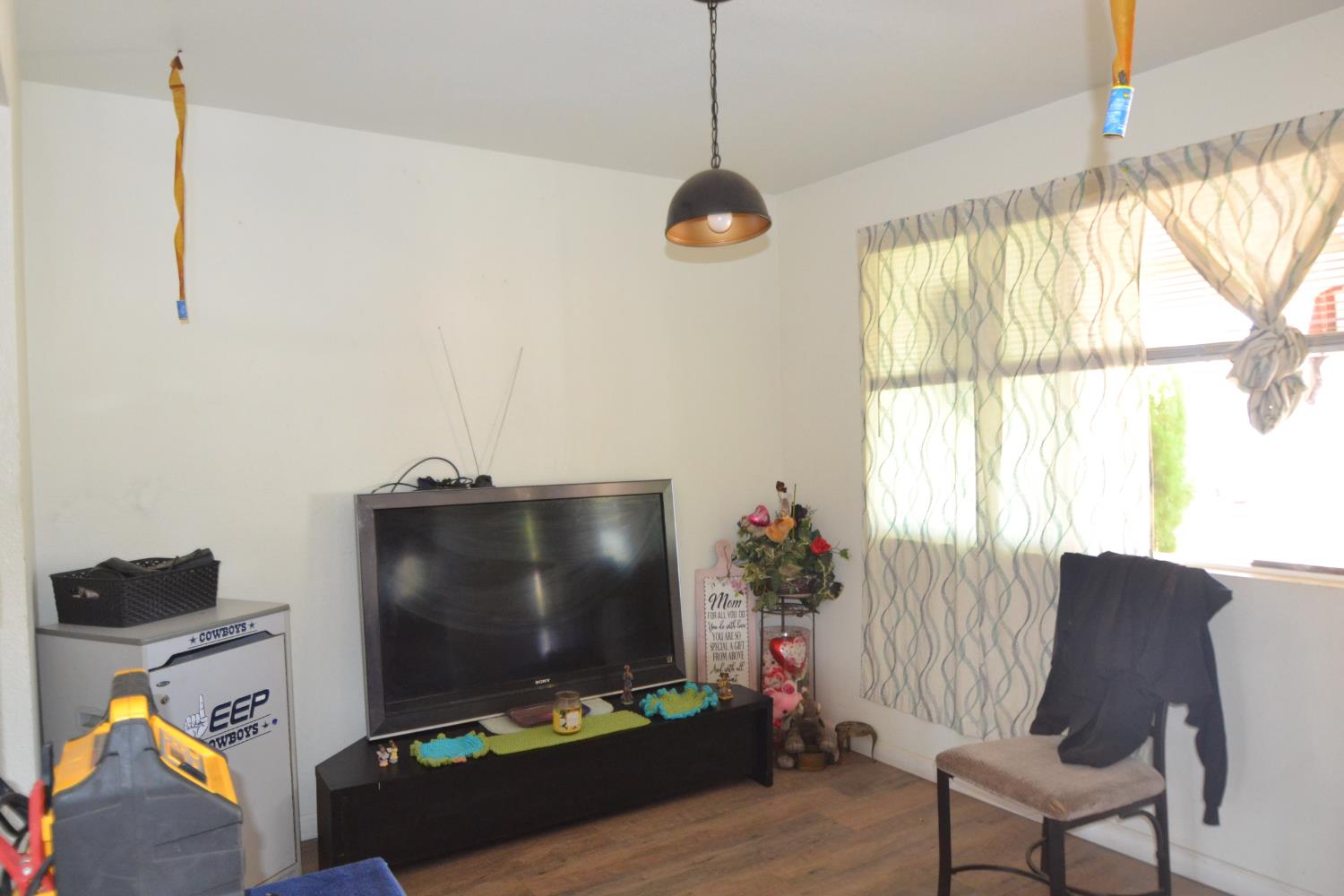 2555 South Lotus Avenue Fresno, CA 93706 - Photo 4 of 15 a living room with furniture and a flat screen tv