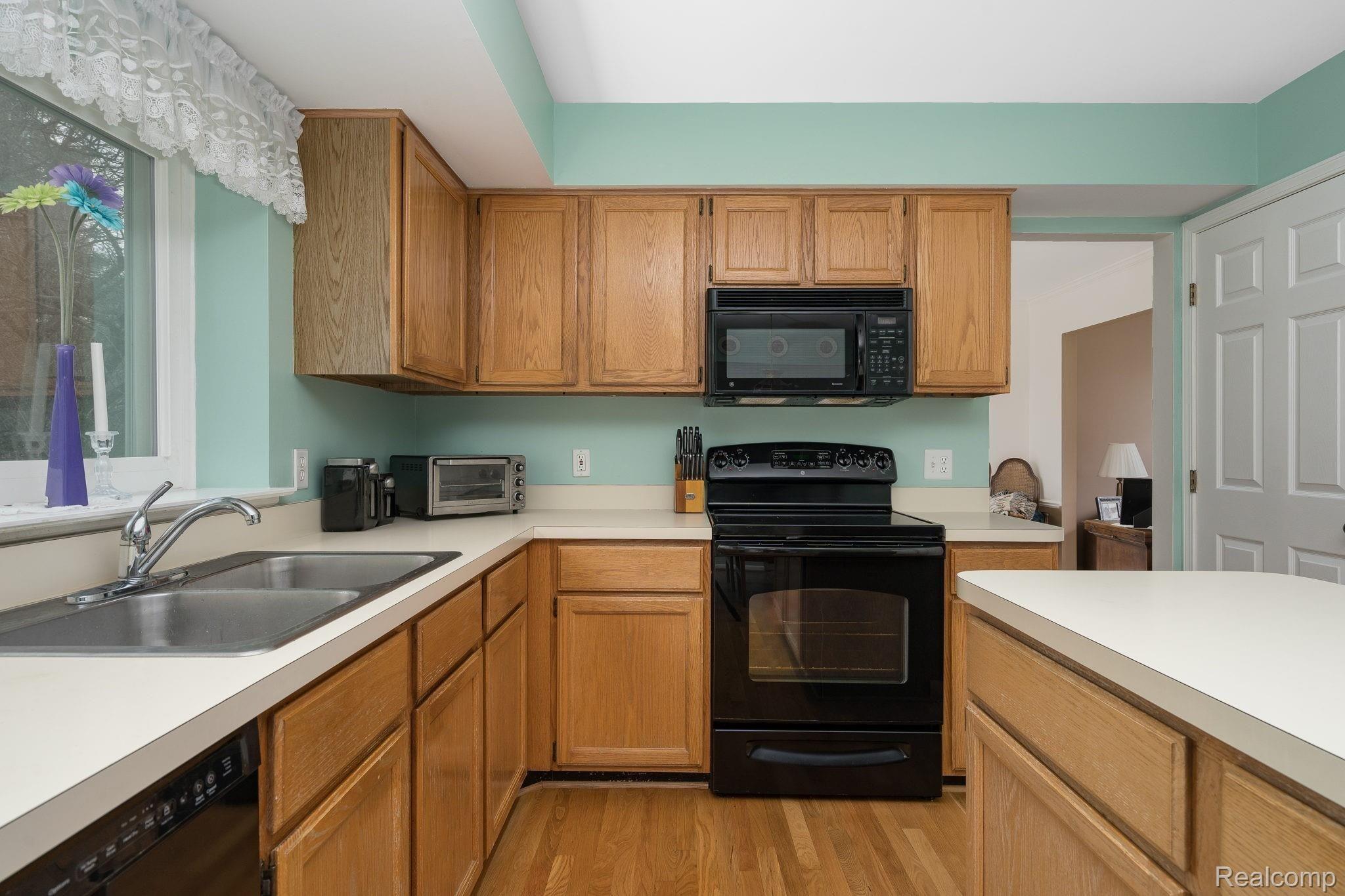 724 Whitney Drive Rochester, MI 48307 - Photo 9 of 26 Lots of work space in kitchen!
