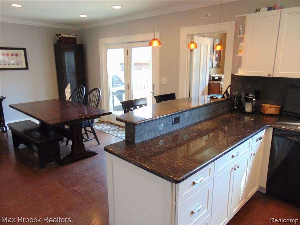 40 Wellesley Drive Pleasant Ridge, MI 48069 - Photo 3 of 17 Kitchen and Nook.jpg