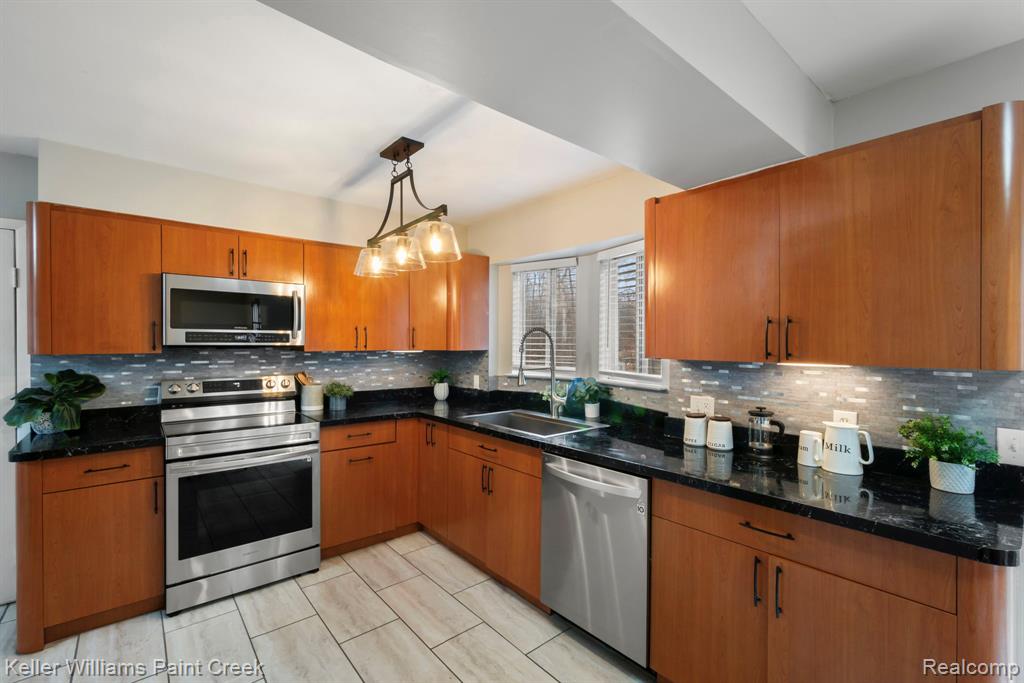1811 Henbert Road West Bloomfield, MI 48324 - Photo 19 of 54 Gallery Image 19