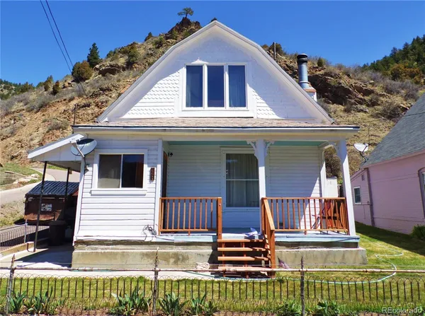 a view of house with backyard porch and furniture