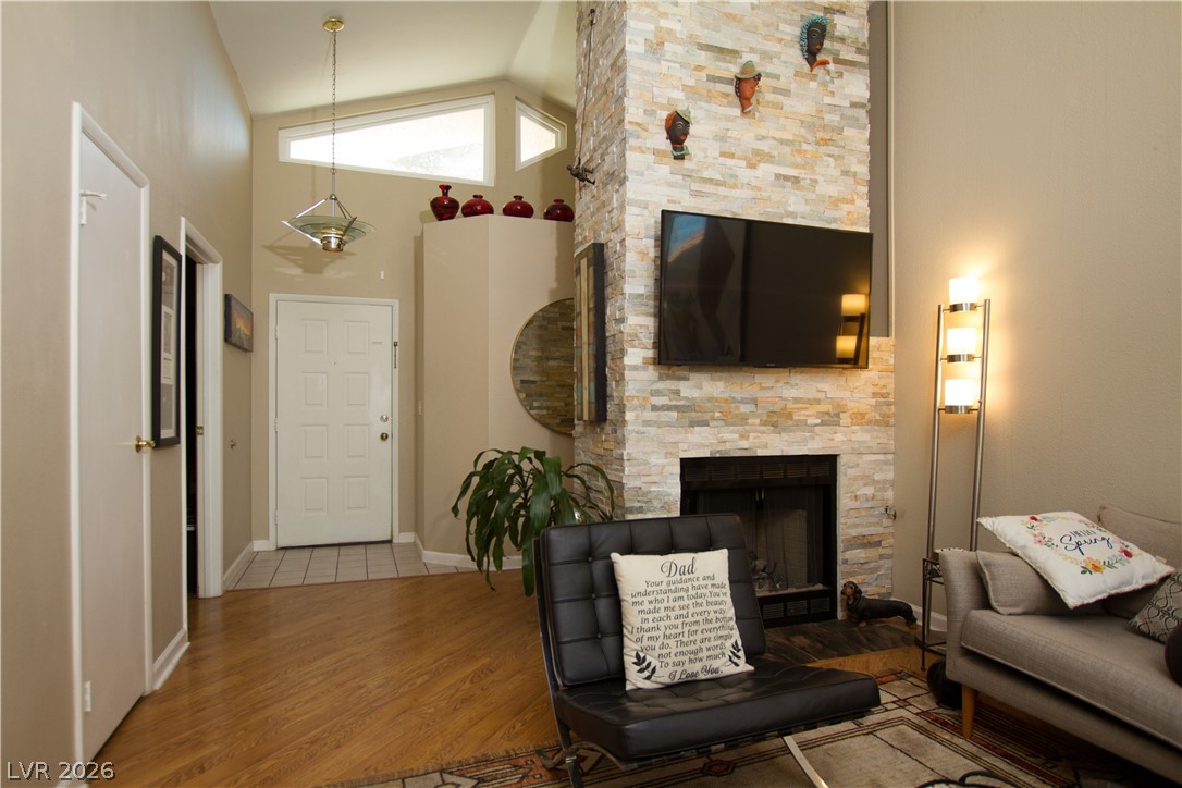 133 Coventry Circle Henderson, NV 89074 - Photo 17 of 99 Living Room - Art Deco lighting at entry does NOT stay.