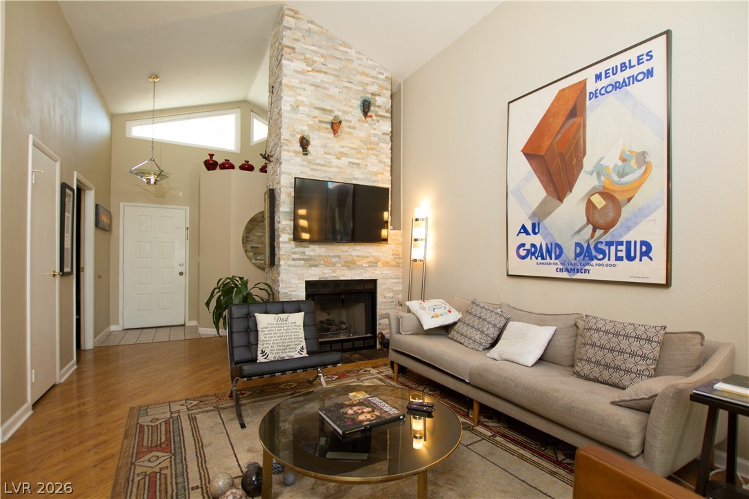 133 Coventry Circle Henderson, NV 89074 - Photo 21 of 99 Living Room - Art Deco lighting at entry does NOT stay.