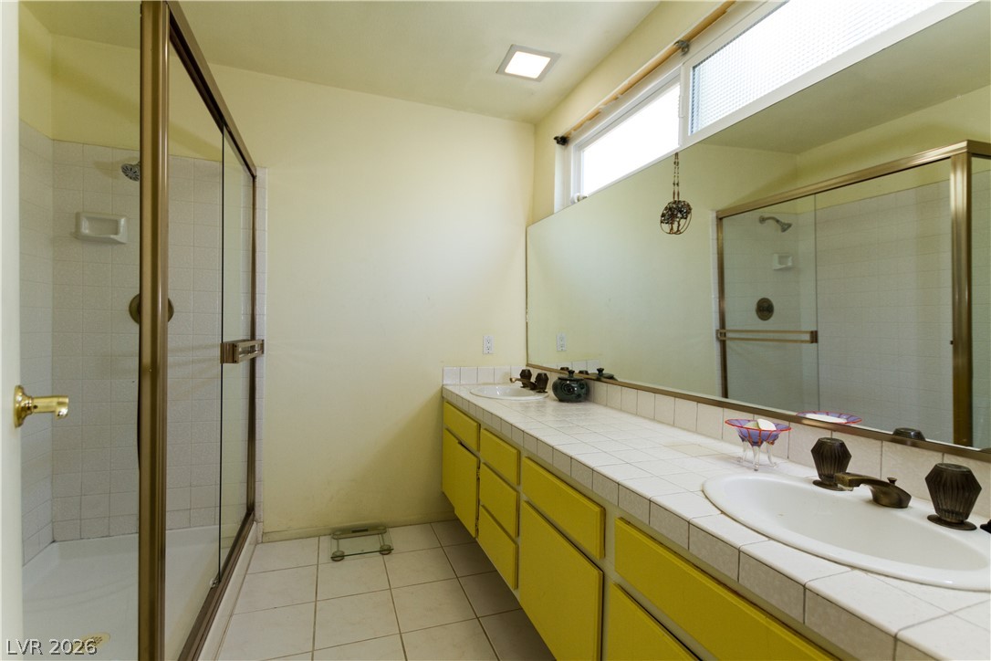 133 Coventry Circle Henderson, NV 89074 - Photo 43 of 99 Primary Bathroom with shower and double sinks