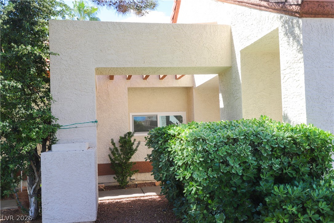 133 Coventry Circle Henderson, NV 89074 - Photo 70 of 99 Side of the house at front walkway / entryway