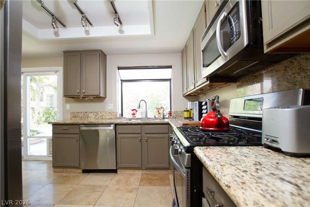 133 Coventry Circle Henderson, NV 89074 - Photo 7 of 99 Kitchen