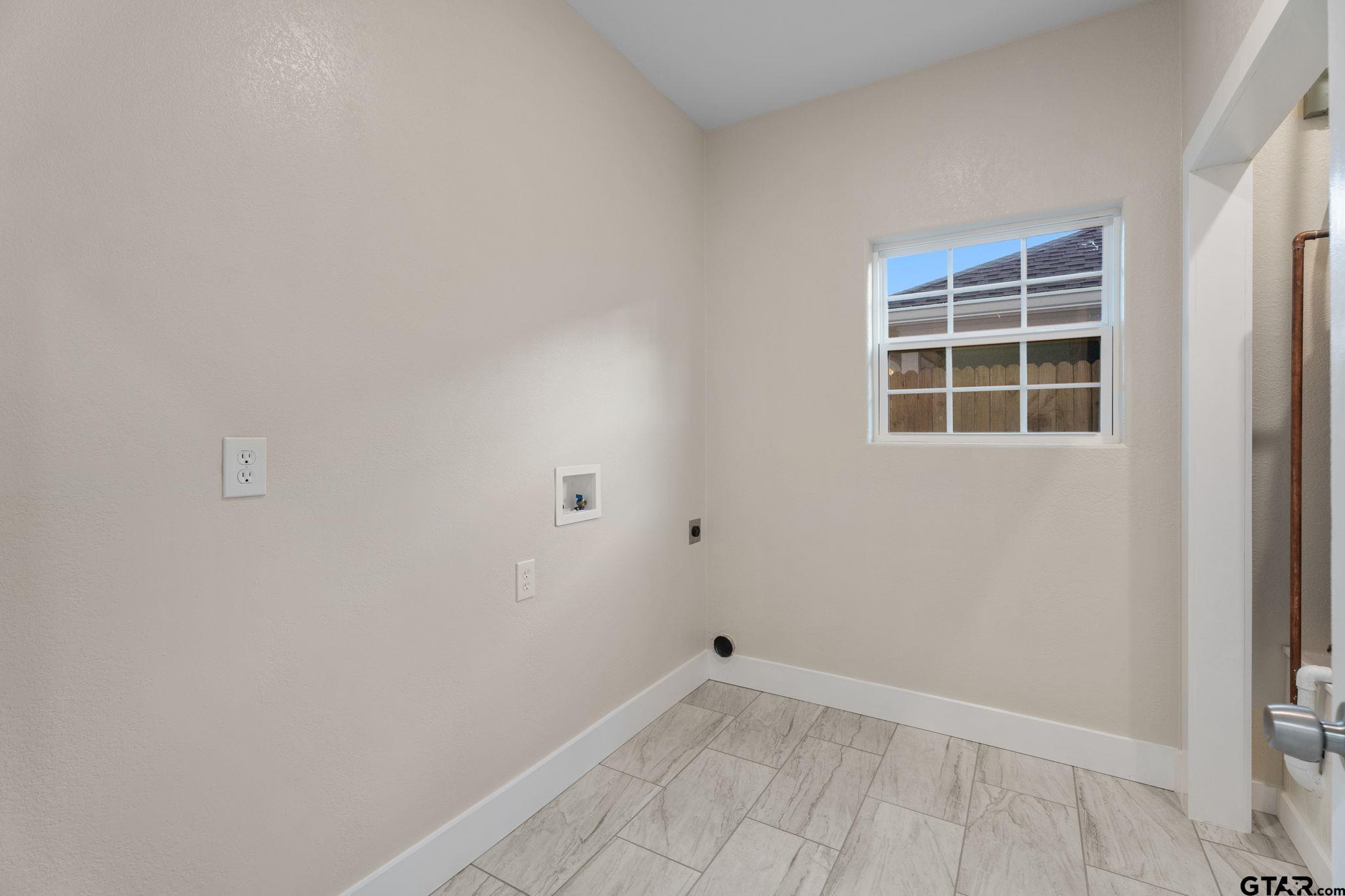2924 Old Noonday Road Tyler, TX 75701 - Photo 12 of 25 a view of empty room with windows