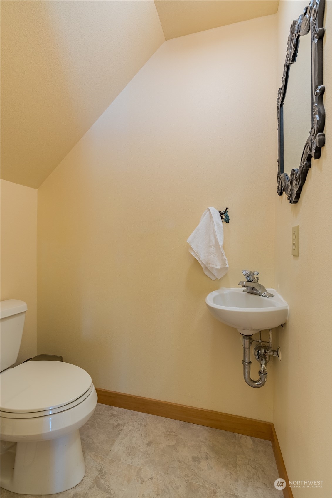 131 Riverside Road Sequim, WA 98382 - Photo 25 of 40 a bathroom with a sink and toilet