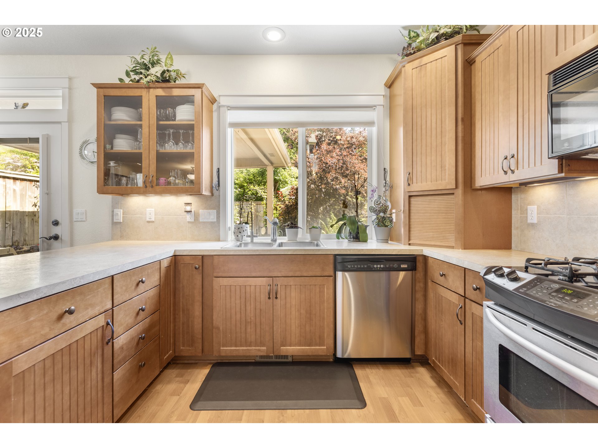 3369 Falcon Drive Springfield, OR 97477 - Photo 18 of 47 a kitchen with stainless steel appliances a stove a sink and a granite counter tops