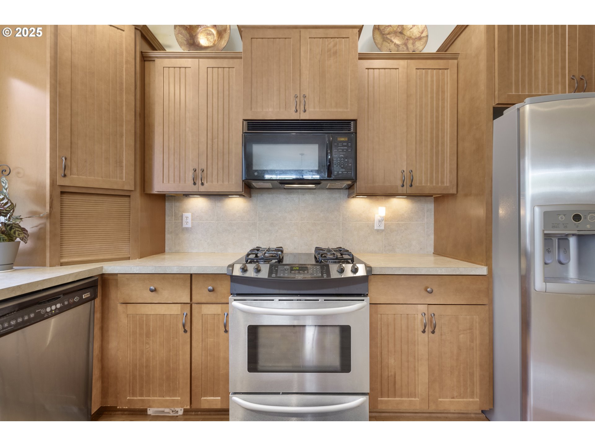 3369 Falcon Drive Springfield, OR 97477 - Photo 20 of 47 a kitchen with a stove and a microwave