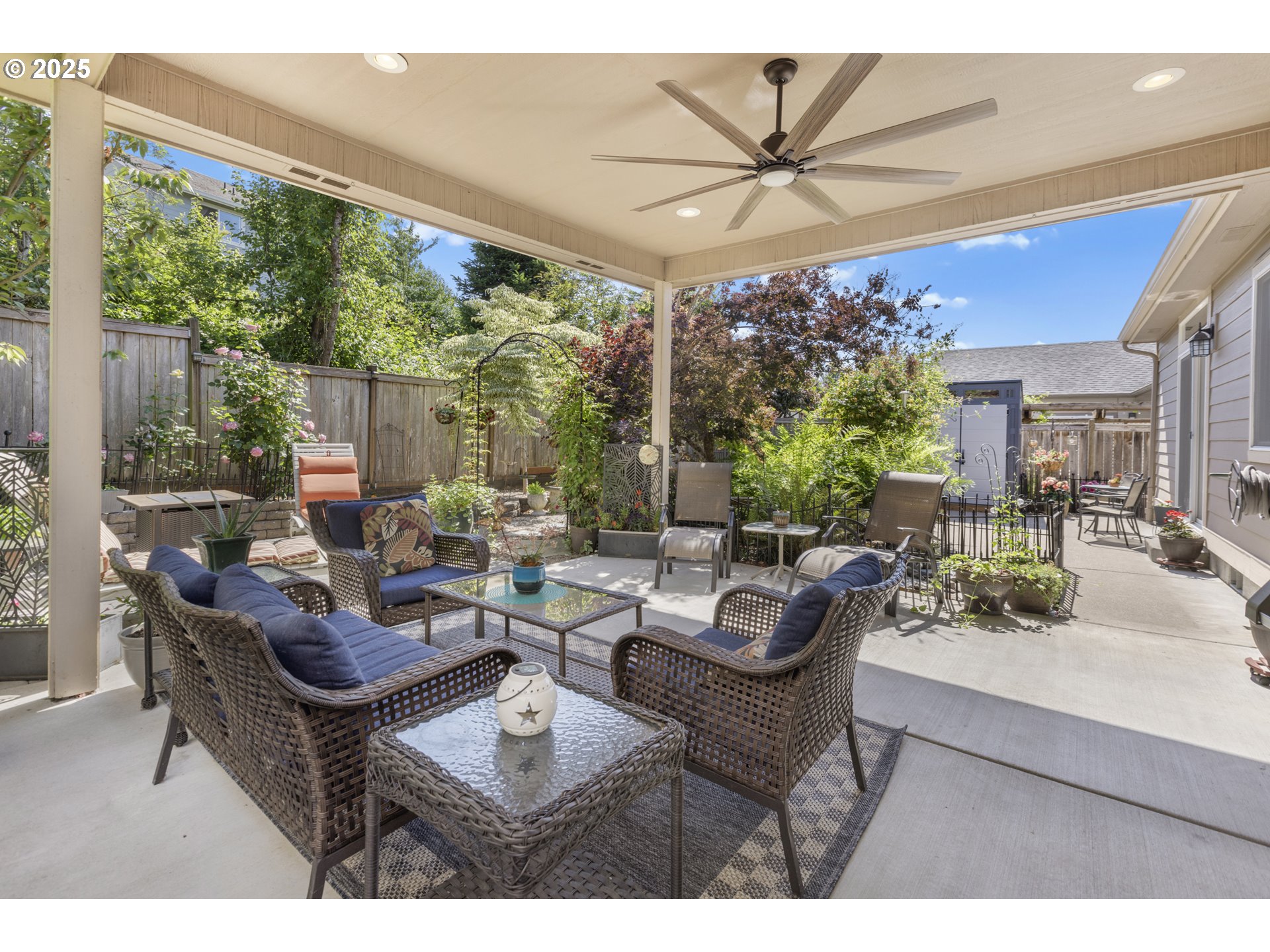 3369 Falcon Drive Springfield, OR 97477 - Photo 41 of 47 a dining room with furniture and a large window