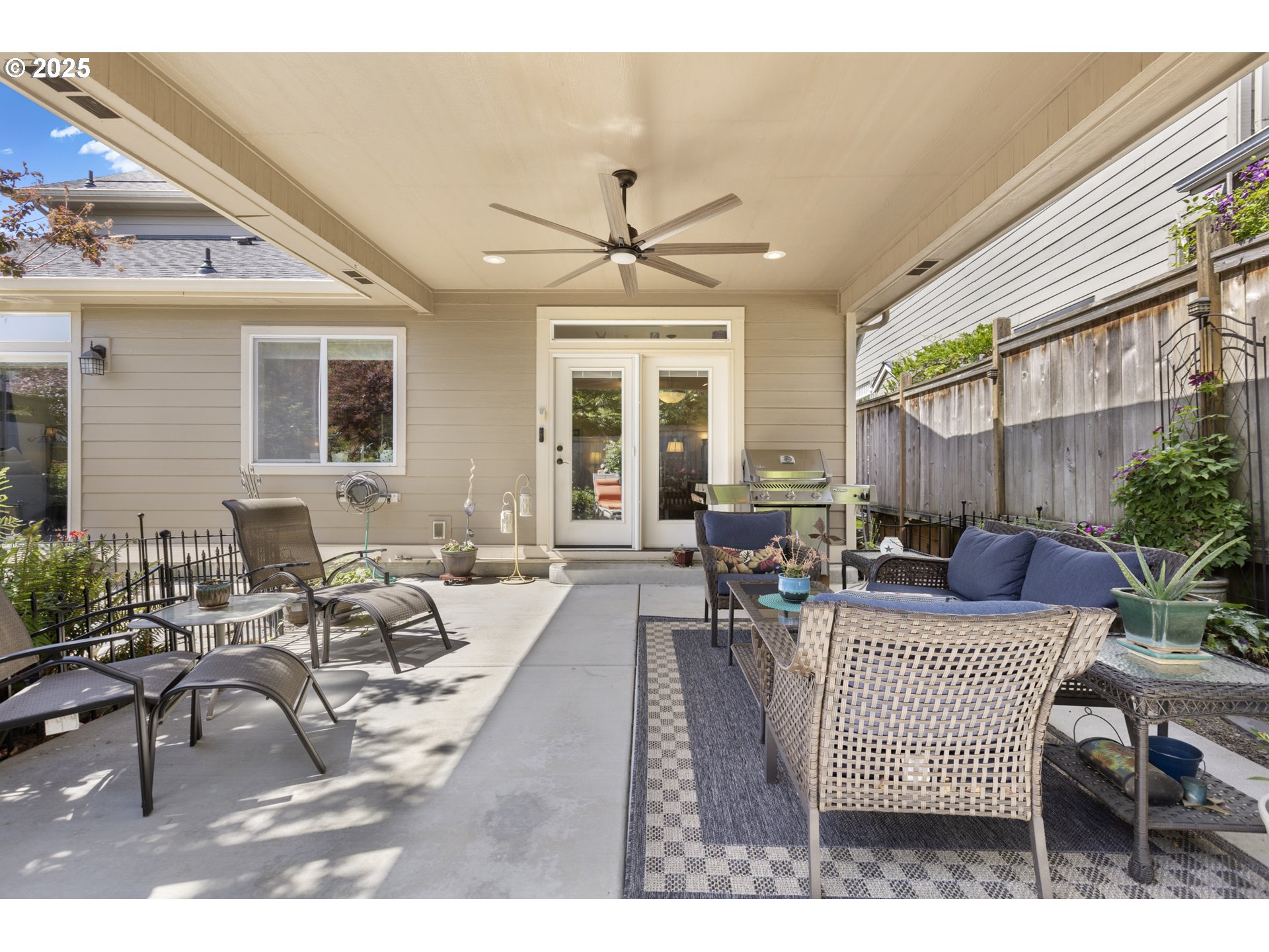 3369 Falcon Drive Springfield, OR 97477 - Photo 42 of 47 a living room with furniture potted plant and a window