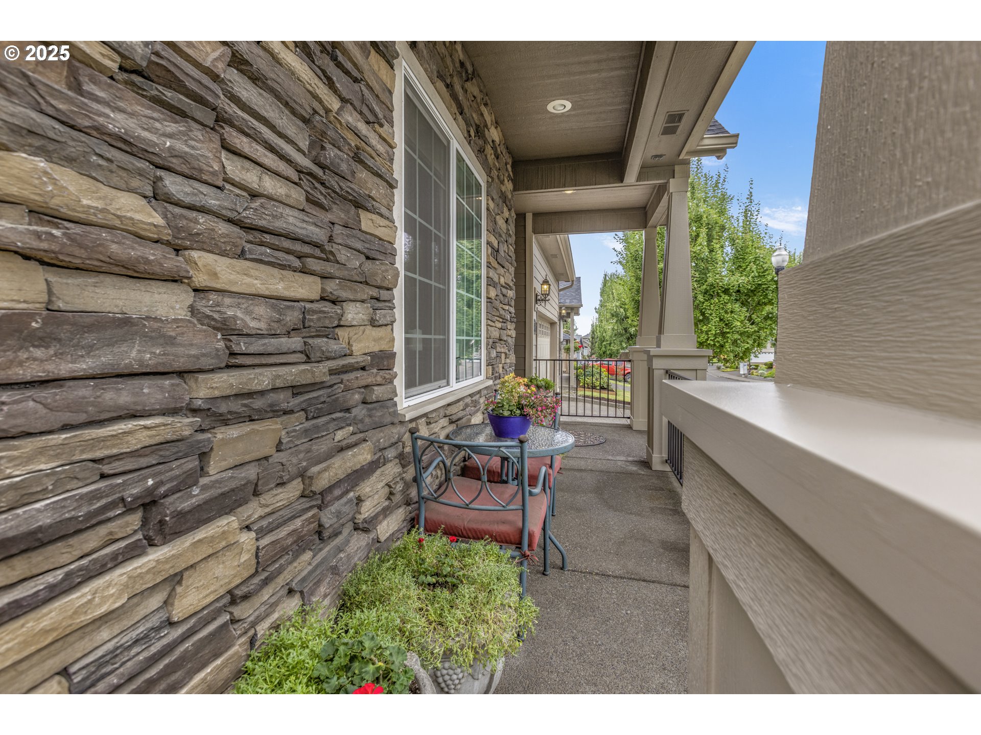 3369 Falcon Drive Springfield, OR 97477 - Photo 5 of 47 a balcony with furniture and a potted plant
