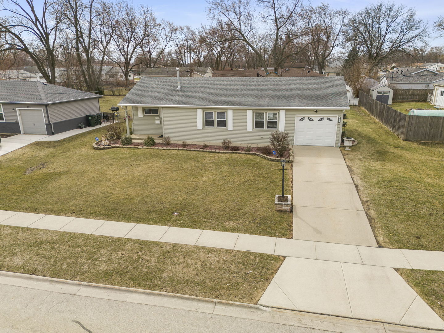 315 Apache Lane Hoffman Estates, IL 60169 - Photo 2 of 29