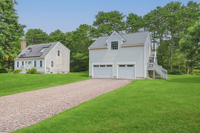 a view of a house with backyard and garden