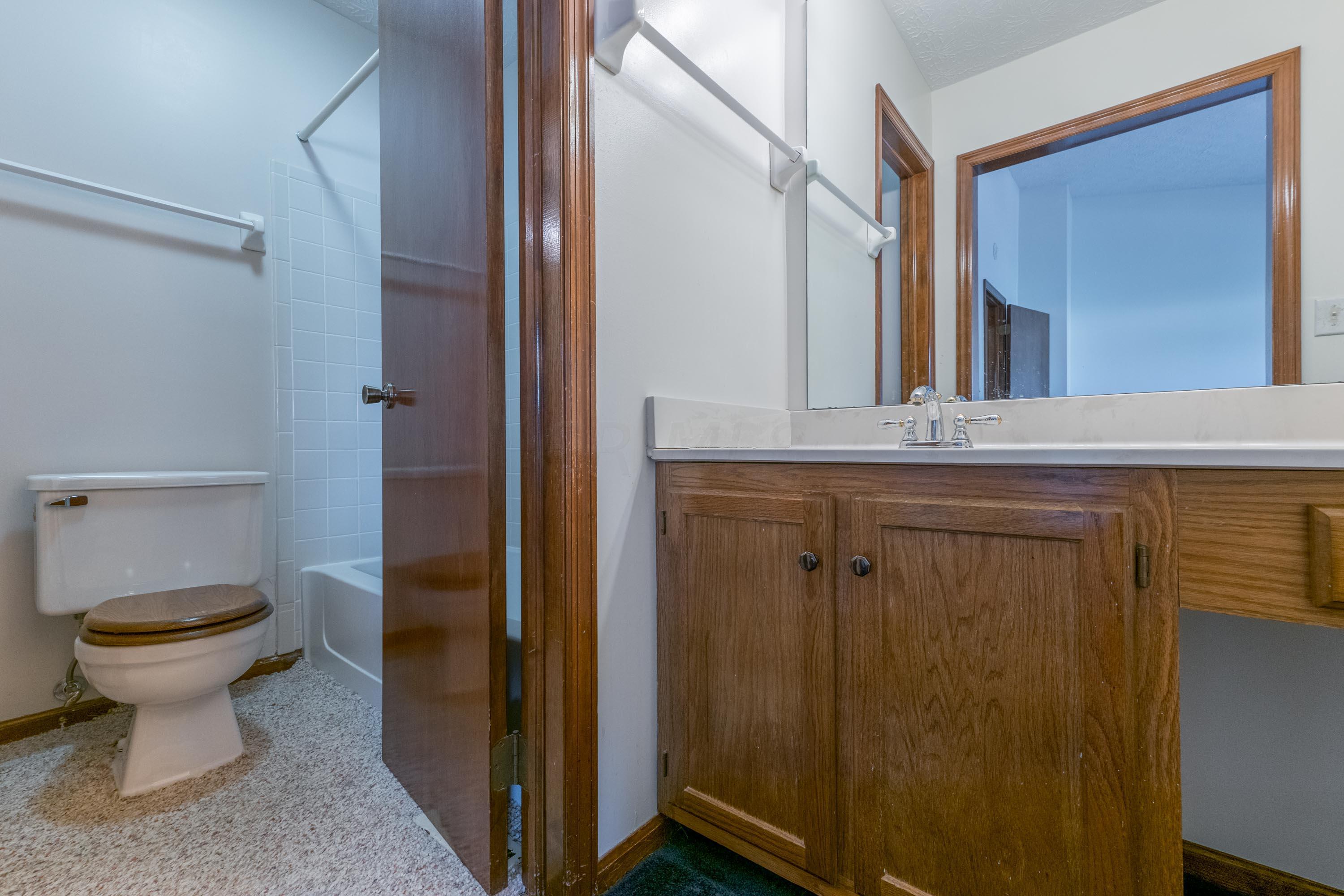 5275 Timberline Road, Unit 147 Columbus, OH 43220 - Photo 29 of 41 Full Bath