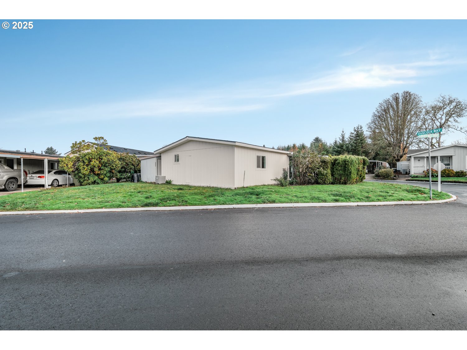 871 Liberty Bell Drive, Unit 474 Beaverton, OR 97006 - Photo 2 of 26 a house with a outdoor space