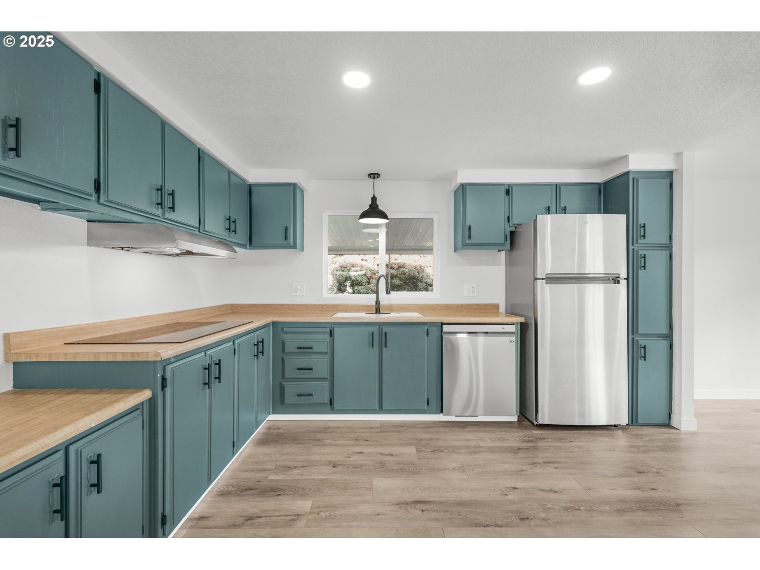 871 Liberty Bell Drive, Unit 474 Beaverton, OR 97006 - Photo 6 of 26 a kitchen with granite countertop a refrigerator and a sink