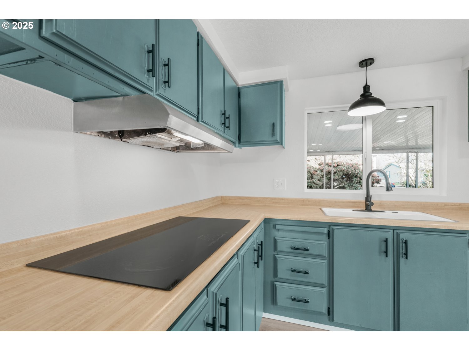 871 Liberty Bell Drive, Unit 474 Beaverton, OR 97006 - Photo 8 of 26 a kitchen with a sink and a window