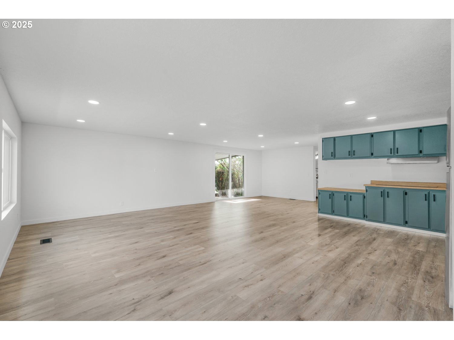 871 Liberty Bell Drive, Unit 474 Beaverton, OR 97006 - Photo 10 of 26 a view of a big room with wooden floor