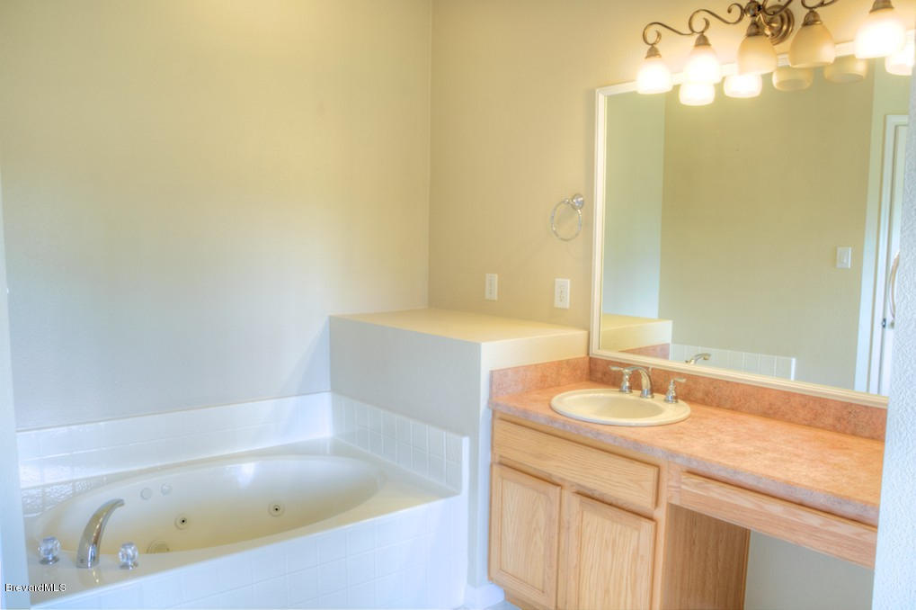 2110 Gandy Road Southwest Palm Bay, FL 32908 - Photo 12 of 18 Master Bath w/ Jetted Tub