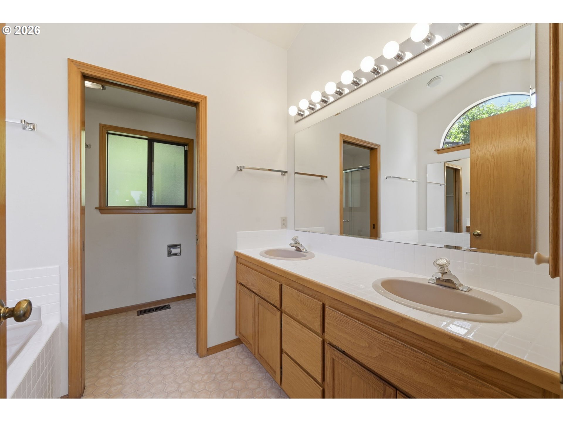 3066 Solomon Loop Eugene, OR 97405 - Photo 25 of 48 Attached Bathroom #2