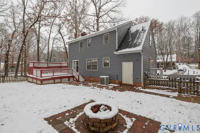 a view of house with backyard and trees
