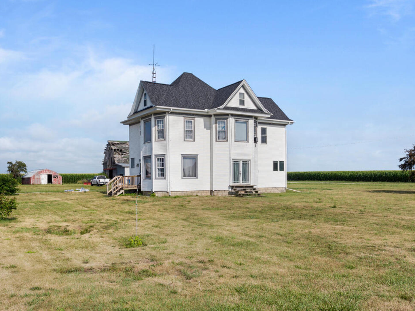 a view of a house with a yard