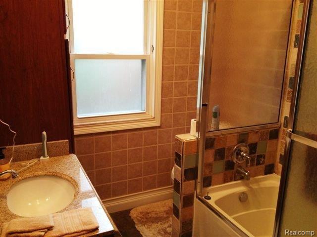 437 Lexington Road Grosse Pointe, MI 48236 - Photo 10 of 18 Main Bathroom