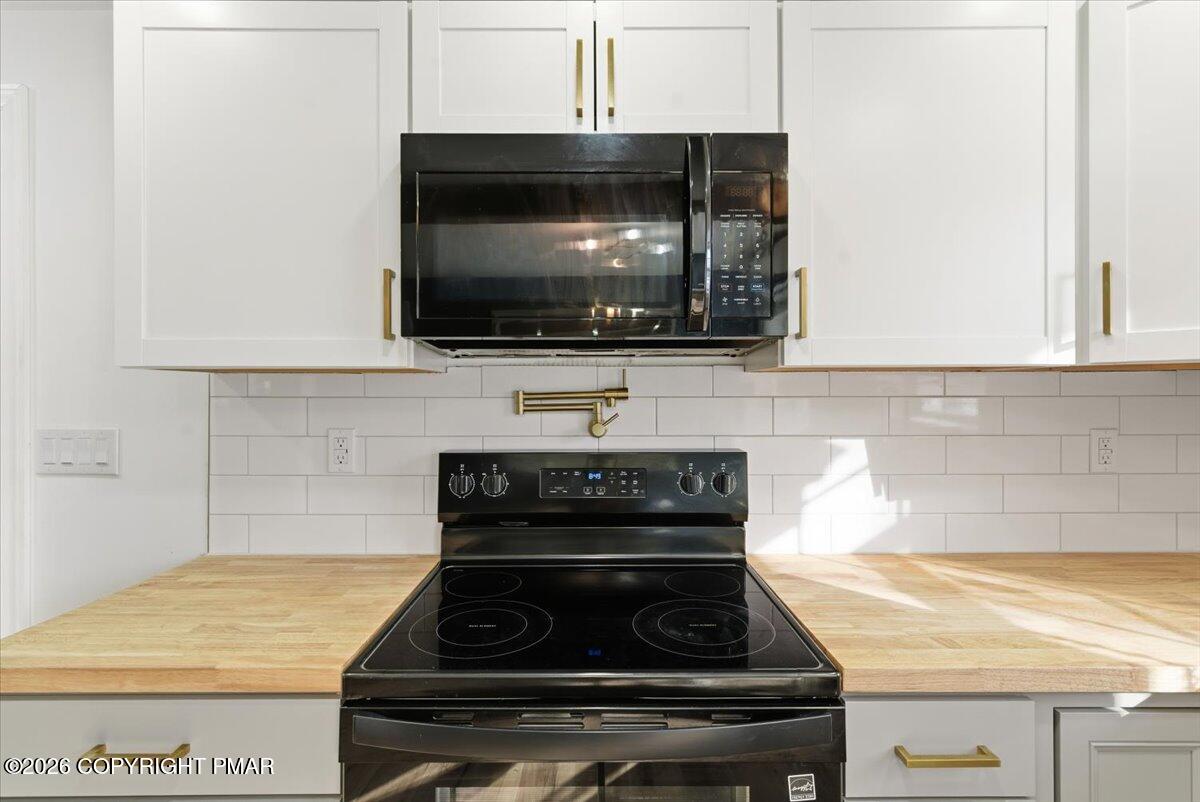 3279 Beech Ridge Drive Pocono Summit, PA 18346 - Photo 21 of 37 a kitchen with a stove and a microwave
