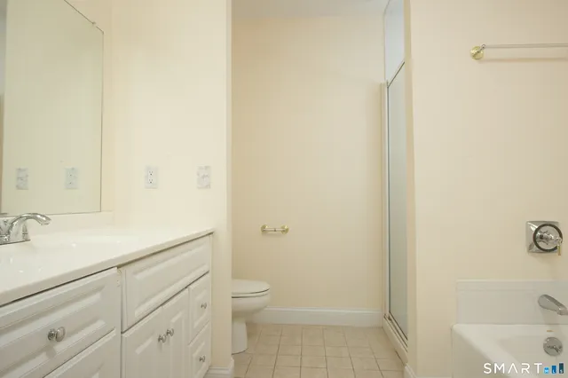 $449,900 | 15 Greenwich Lane, Unit 15, Avon, CT 06001