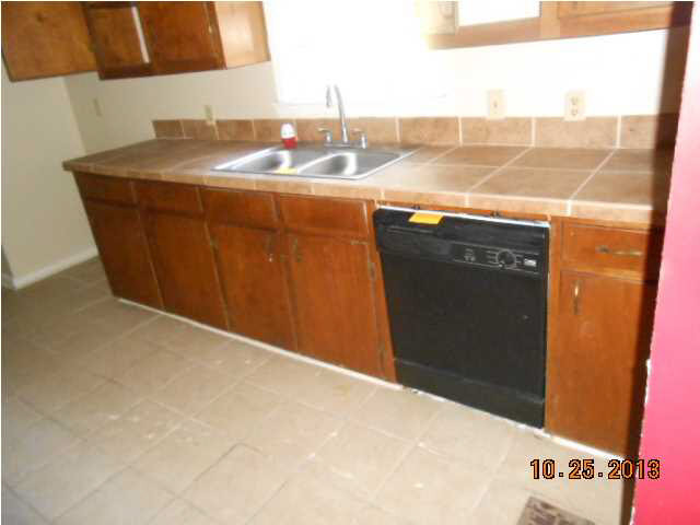 156 Lea Circle Jackson, MS 39204 - Photo 6 of 8 kitchen