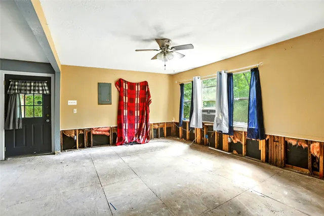 a view of a livingroom with furniture