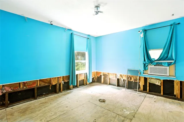 a view of a livingroom with furniture