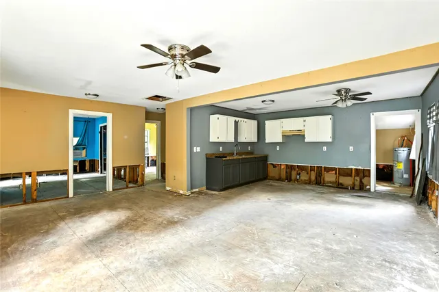 a view of a livingroom with furniture and a ceiling fan