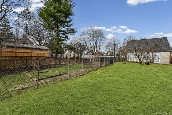 a view of a house with backyard