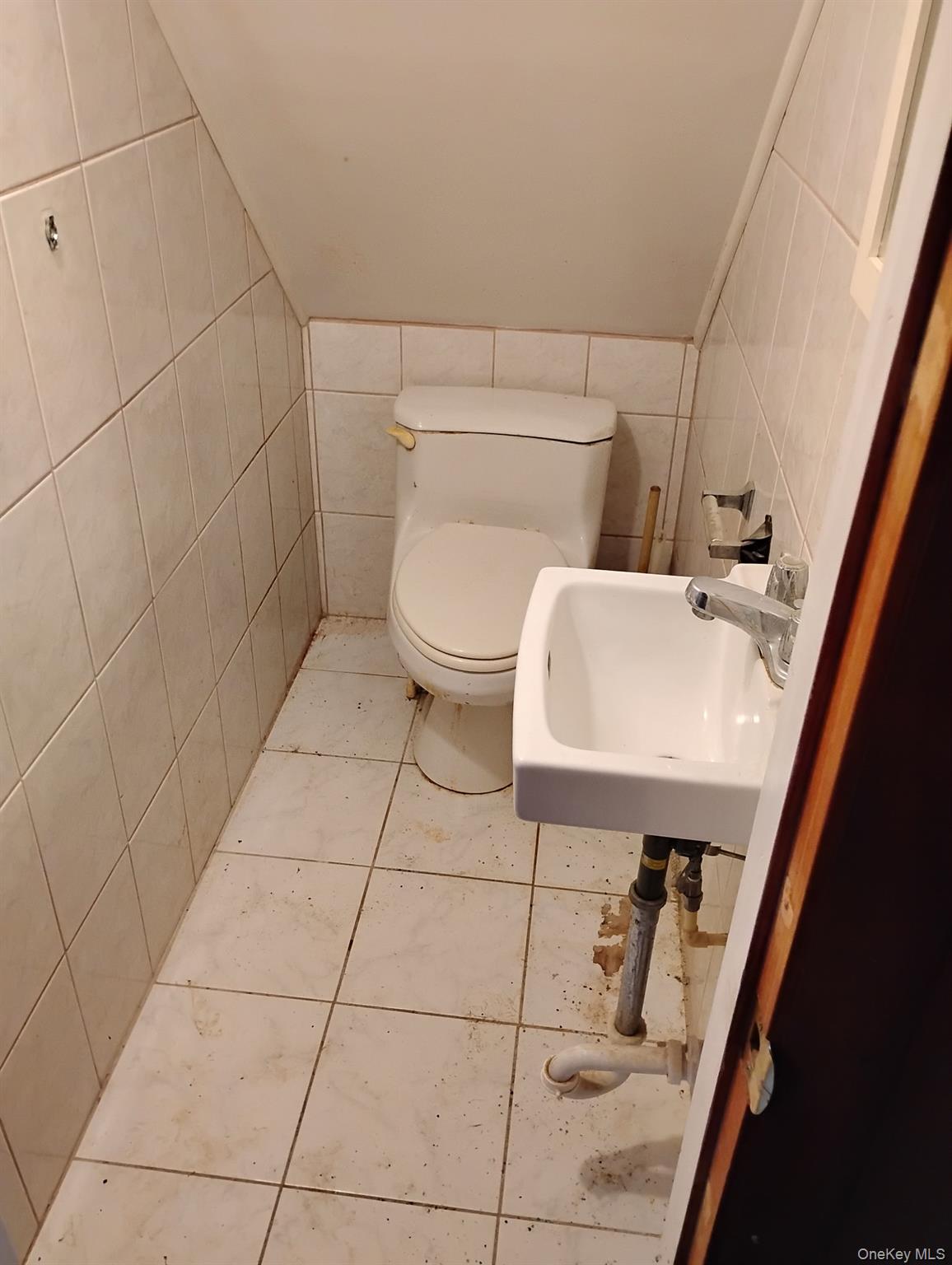 120 Swallow Court Bushkill, PA 18324 - Photo 15 of 39 a bathroom with a toilet and a sink