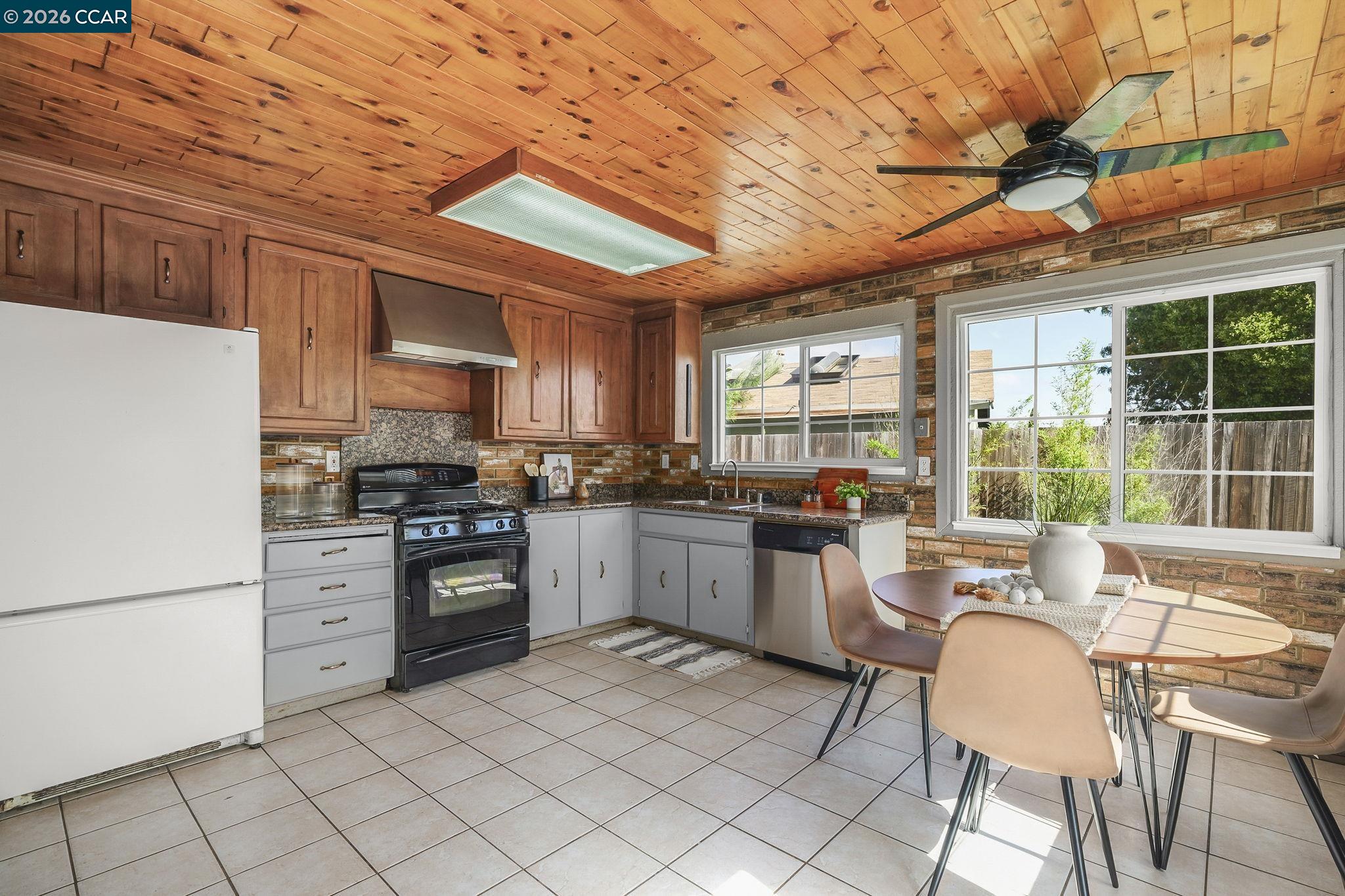 476 Pamela Drive Bay Point, CA 94565 - Photo 11 of 24 a kitchen with cabinets appliances and a dining table
