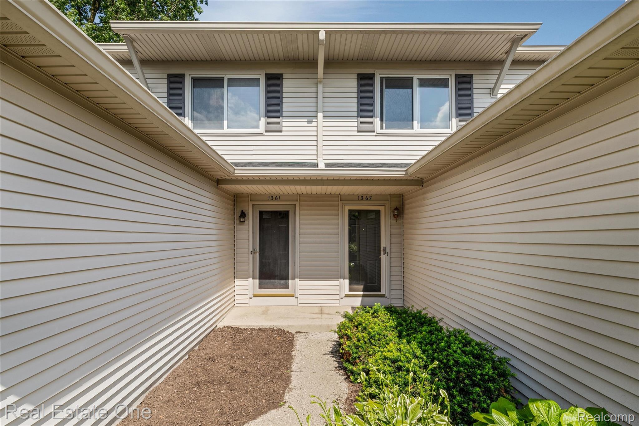 1361 Lochaven Road Waterford, MI 48327 - Photo 3 of 20 Front_Entry.jpg