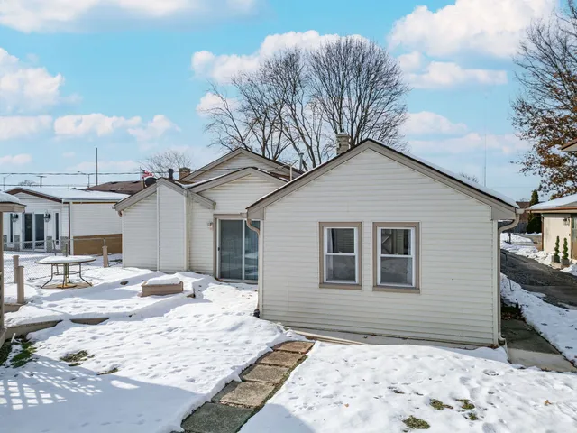 $365,900 | 303 North Elmwood Avenue, Wood Dale, IL 60191