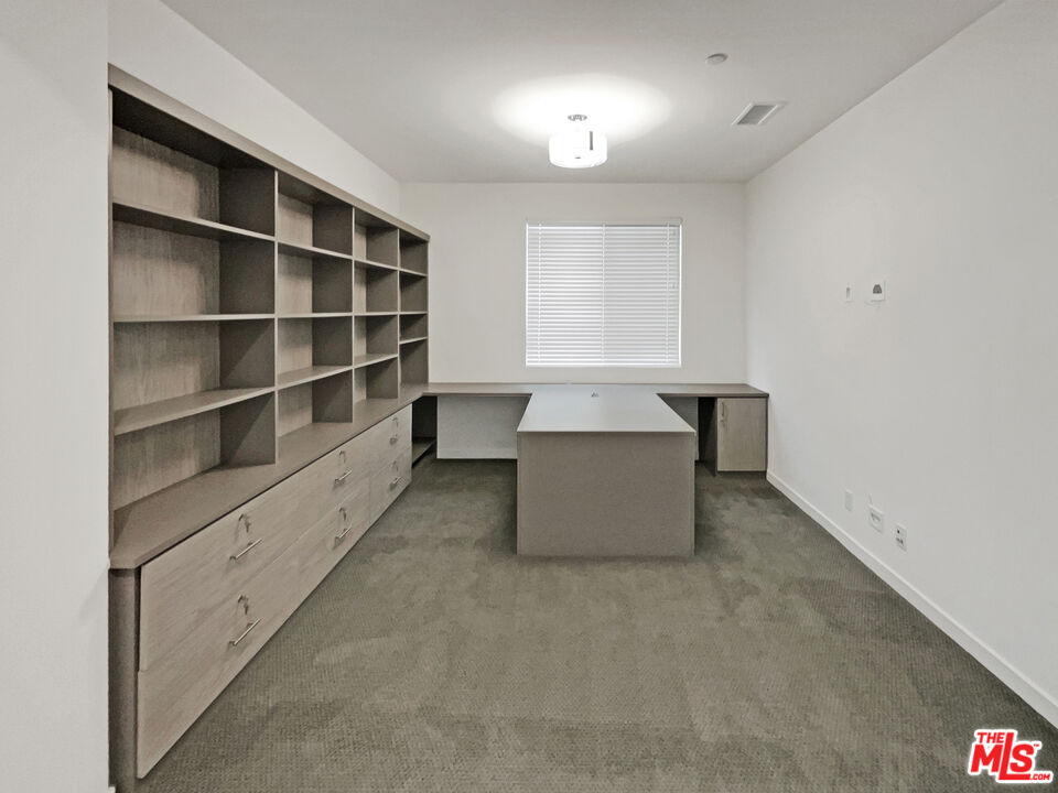 145 Stage Irvine, CA 92618 - Photo 10 of 20 a living room with closet