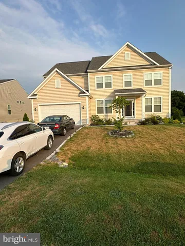a view of a yard in front of a house