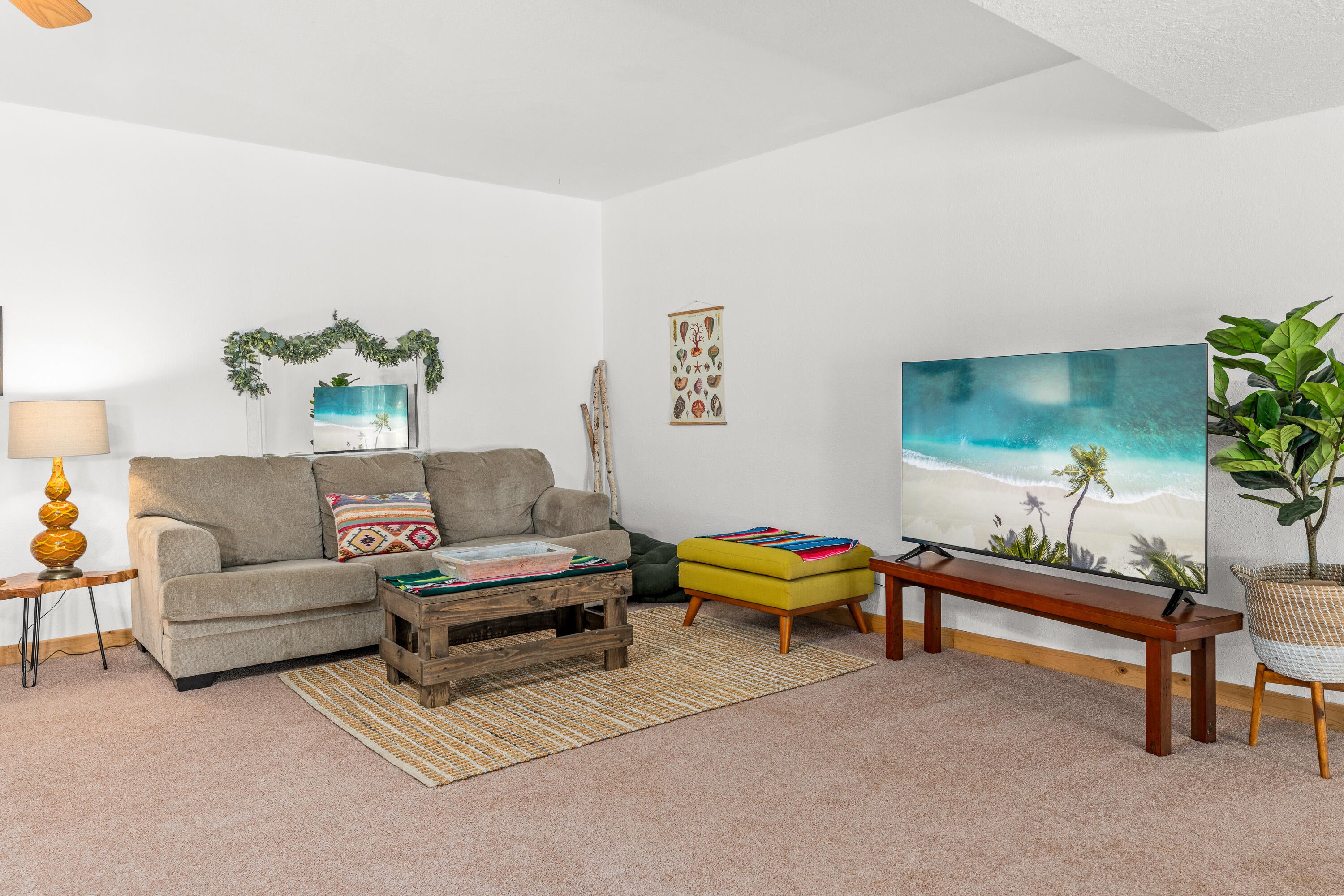 5900 Hugo Road Grants Pass, OR 97526 - Photo 20 of 41 Game Room/Sitting Area